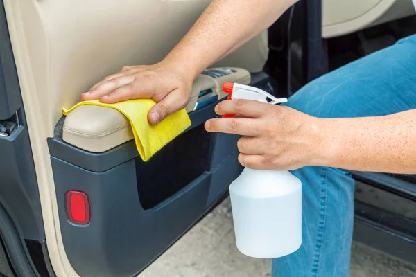 Man Clean Car Door Fibre — Stock Photo, Image