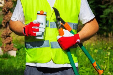 Bahçe makası ve kahve termosu ile çalışan