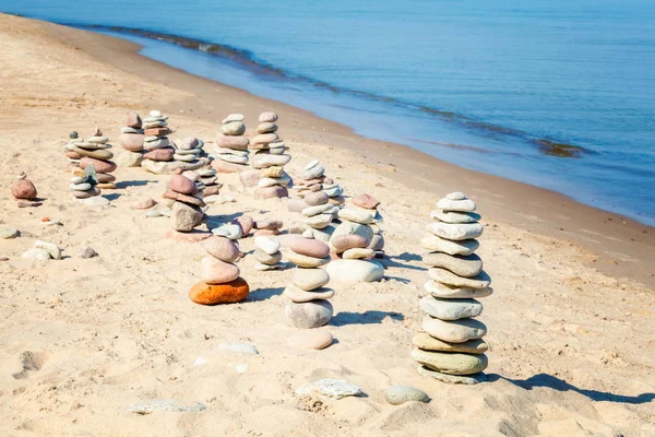 Pyramids Balanced Stones Beach Summer Day — Stock Photo, Image