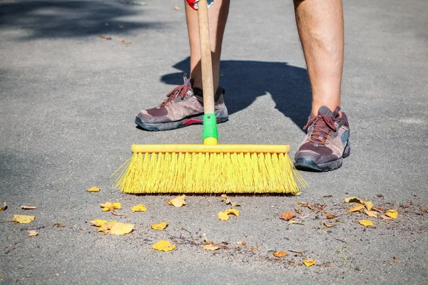 Worker Wiped Leaves Yellow Brush — Stock Photo, Image