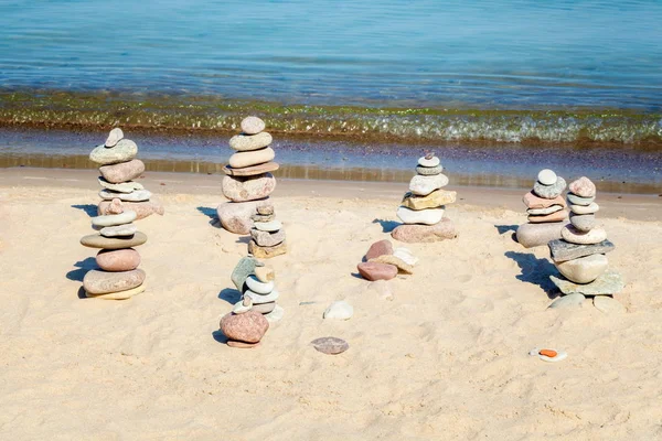 Pyramids Balanced Stones Beach Sea — Stock Photo, Image