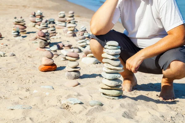 Homme Près Des Pyramides Pierres Équilibrées Sur Plage — Photo