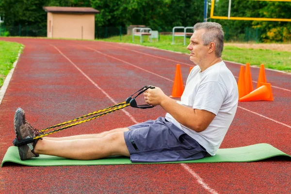 Αθλητής Κάνει Ασκήσεις Για Την Πλάτη Στο Στάδιο Στη Θερινή — Φωτογραφία Αρχείου