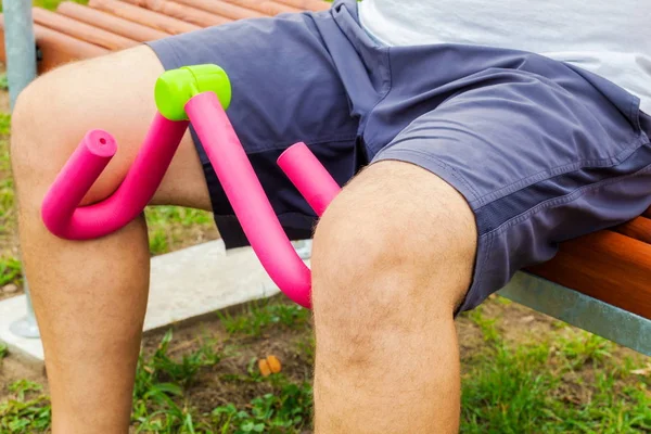 Homem Fazendo Exercício Para Músculos Internos Perna — Fotografia de Stock