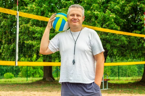 Веселый Волейбольный Судья Летний День — стоковое фото