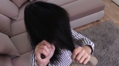 kadın zarar görmüş saç tarama