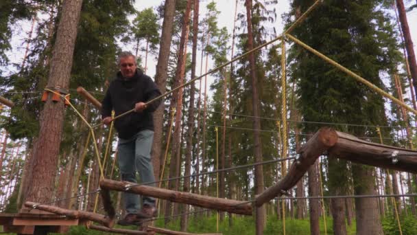 Hombre Caminando Puente Cuerda Parque — Vídeo de stock