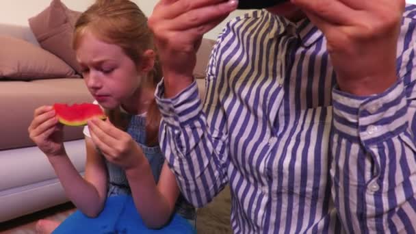 Mutter Und Tochter Mit Wassermelonenscheiben — Stockvideo