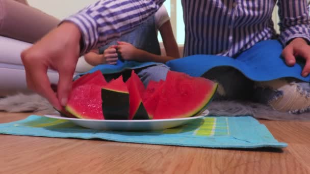 Frau Sortiert Wassermelonenstücke Auf Teller — Stockvideo