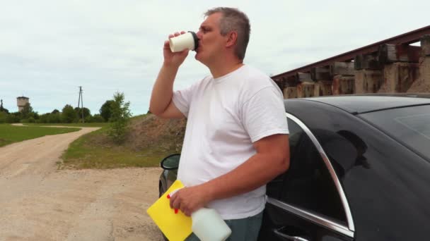 Hombre Relajante Después Limpieza Del Coche — Vídeos de Stock