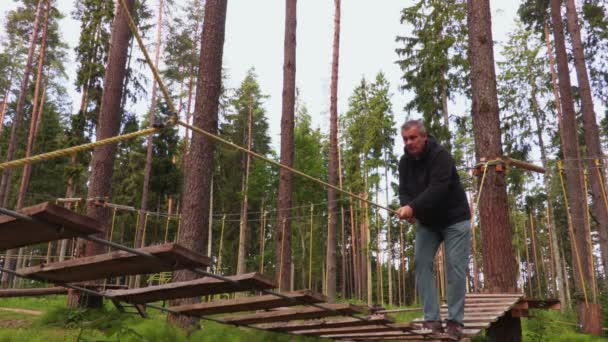 Człowiek Boi Się Chodzenie Most Linowy Park — Wideo stockowe