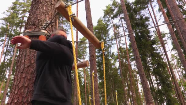 Uomo Zip Line Nella Foresta — Video Stock