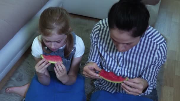 Familie Isst Wassermelone Auf Dem Fußboden — Stockvideo