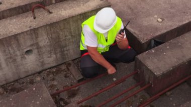Volki tolki yakınındaki beton bloklar üzerinde inşaat işçisi