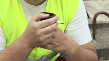 İnşaat işçisi kahve içmek ve yasaktır