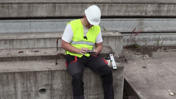 Trabajador Construcción Usando Tableta Beber Café — Vídeo de stock