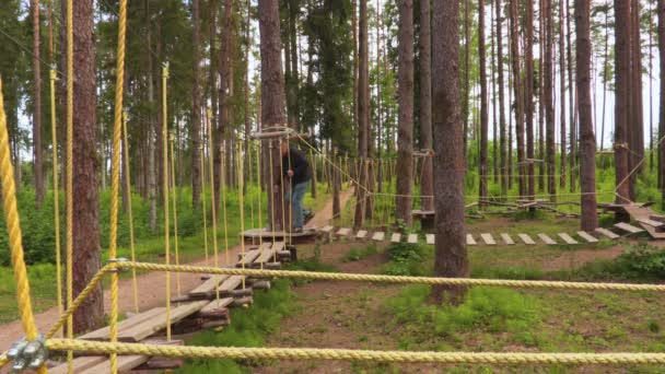 Mann Seilgurt Auf Kletterplattform Baum — Stockvideo