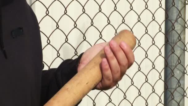 野球のバットを持つ男の手 — ストック動画