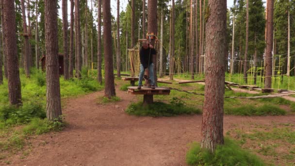 Homme Faisant Des Activités Physiques Sur Parcours Obstacles Aériens — Video