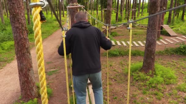 Hombre Caminando Sobre Cables Entre Árboles — Vídeo de stock