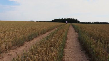 İki adam tarlada çalıştırmak