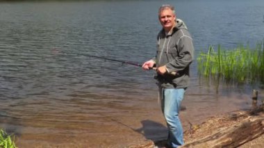 Olta yakın göl ile mutlu adam