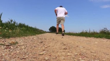 Kırsal yolda çalışan erkekler