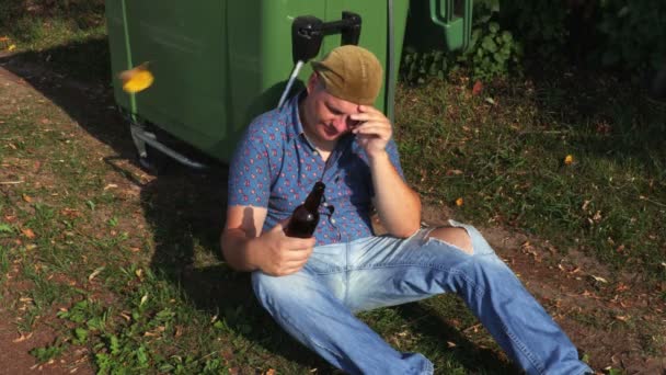 Obdachlose Trinken Alkohol Der Nähe Von Müllcontainern — Stockvideo