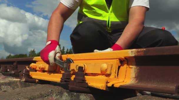 Tuerca Fijación Del Trabajador Con Llave Ferrocarril — Vídeo de stock