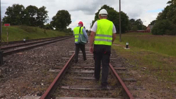 Железнодорожный Персонал Проверяет Состояние Железной Дороги — стоковое видео