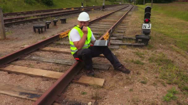 Железнодорожный Инженер Ноутбуком Рации — стоковое видео