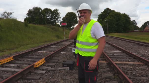 Ingeniero Ferroviario Hablando Walkie Talkie — Vídeos de Stock