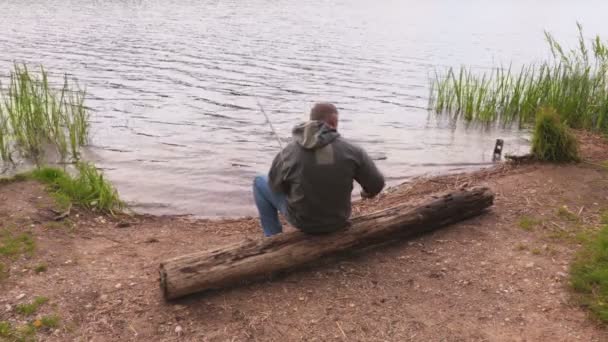 Homem Com Vara Pesca Sentado Perto Lago — Vídeo de Stock