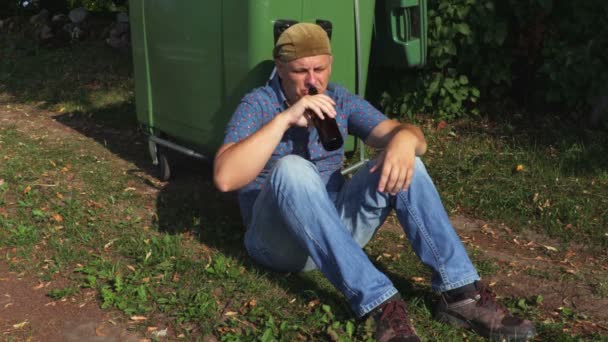 Bezdomovec Lahví Alkoholu Nádoby Odpad — Stock video