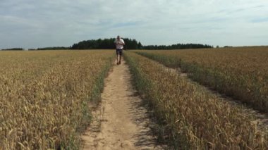 Runner sahada yan ağrısı ile