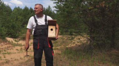 Adam çekiç ve kuş kutusu