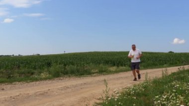 Yorgun runner su ara