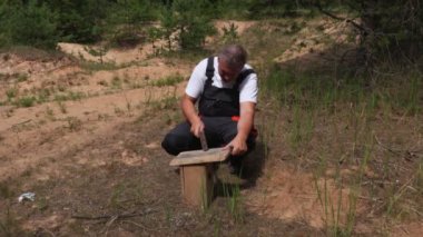 Kuş kutusu temizlendikten sonra tamir adam