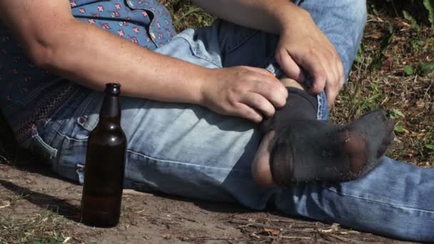 Бездомные Колючие Ноги Летний День — стоковое видео