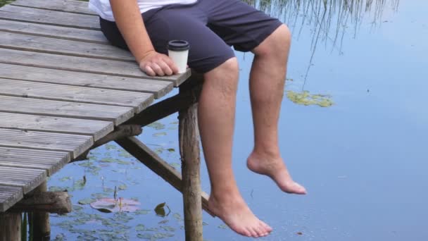 Uomo Sulla Pedana Con Tazza Caffè — Video Stock