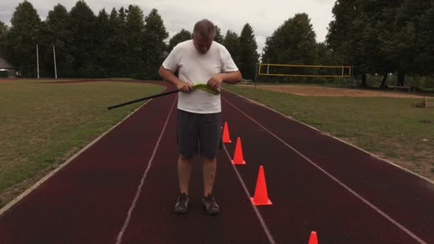 Atleet Jongleert Met Een Bal Floorball — Stockvideo