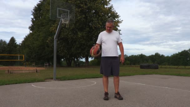 Homem Com Bola Basquete — Vídeo de Stock