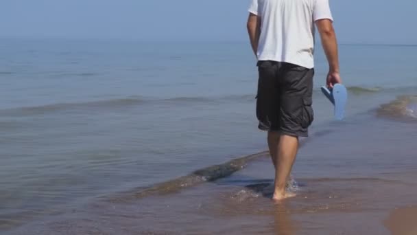 Mannen Med Flip Flops Famnen Promenader Längs Havet — Stockvideo