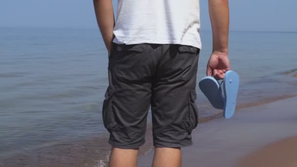 Człowiek Flip Flops Rękach Morza — Wideo stockowe