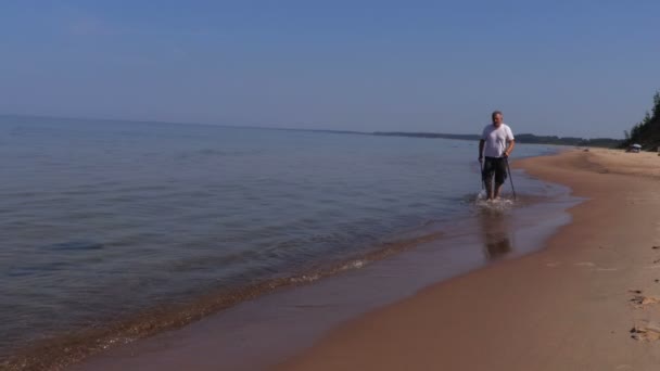 Mannen Med Walking Polacker Promenad Vattnet — Stockvideo