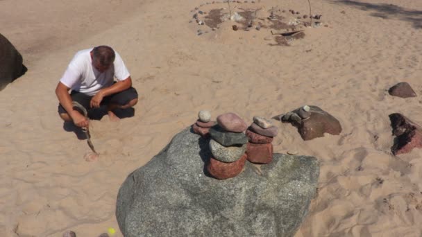 Adam Şube Ile Plaj Kum Üzerinde Çizim — Stok video