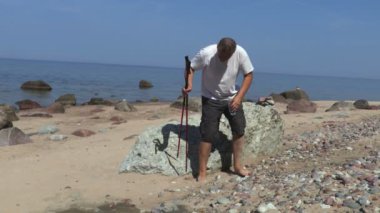 Adam içki su deniz kenarında