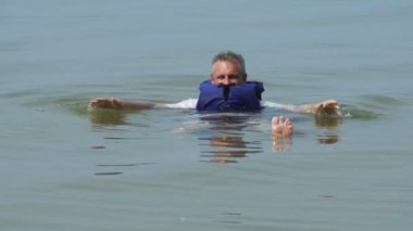 Boğulan kurban yardım istiyor