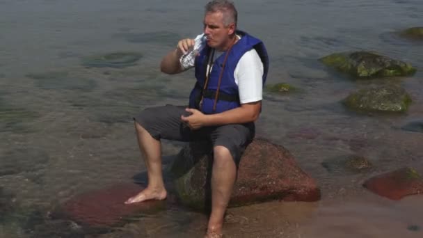 Homem Colete Salva Vidas Bebe Água — Vídeo de Stock