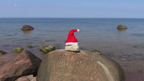 Шляпа Санта Клауса Фоне Моря Летний День — стоковое видео